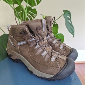 Women's waterproof Keen hiking boots size 9